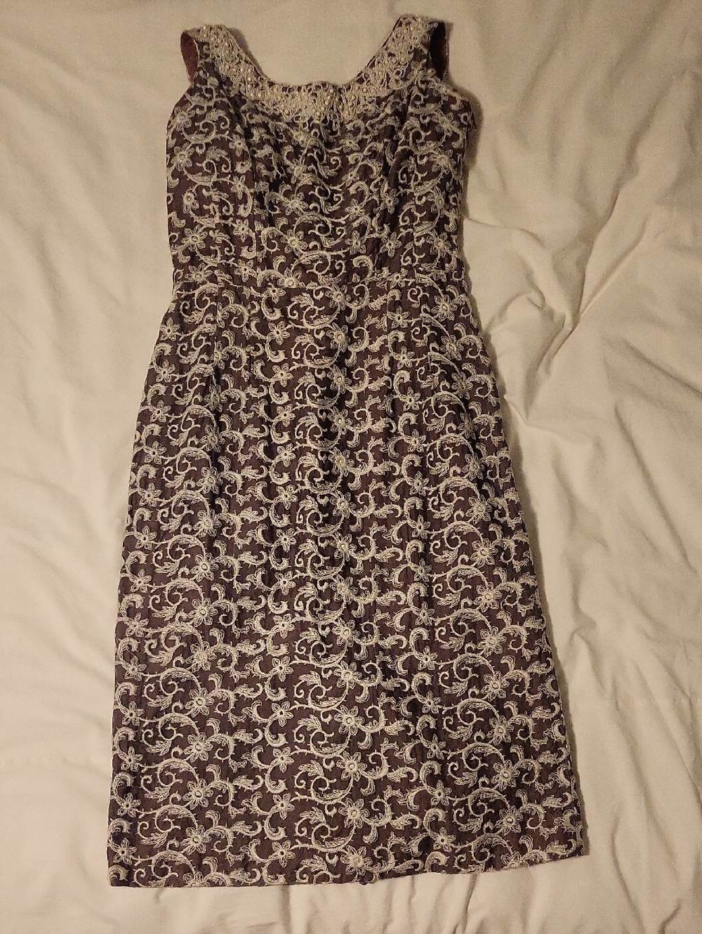 Vintage Sleeveless Plum Midi Dress with Cream Lace Appliqué
